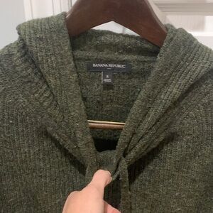 Banana Republic forest green hooded sweater
